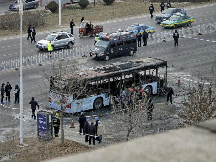 Incêndio criminoso em ônibus deixa 14 mortos na China