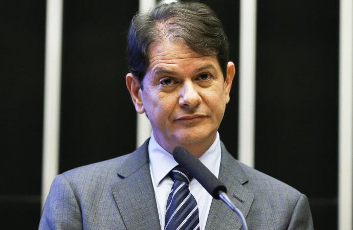 Cid Gomes sugere a Dilma que se desfilie do PT
