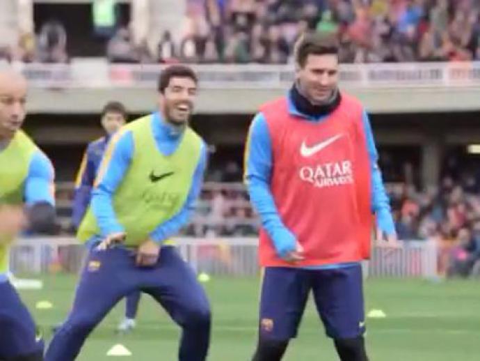 Vídeo: Messi humilha Mascherano em treino e ri com reação do público