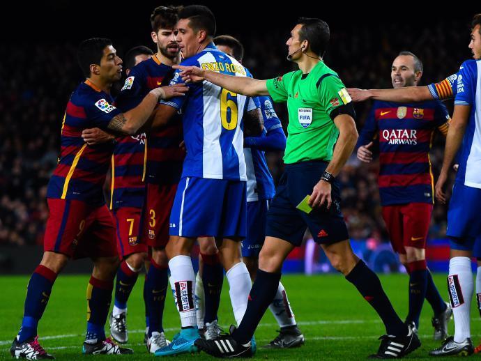 Suárez se envolve em confusão após clássico tenso em Barcelona