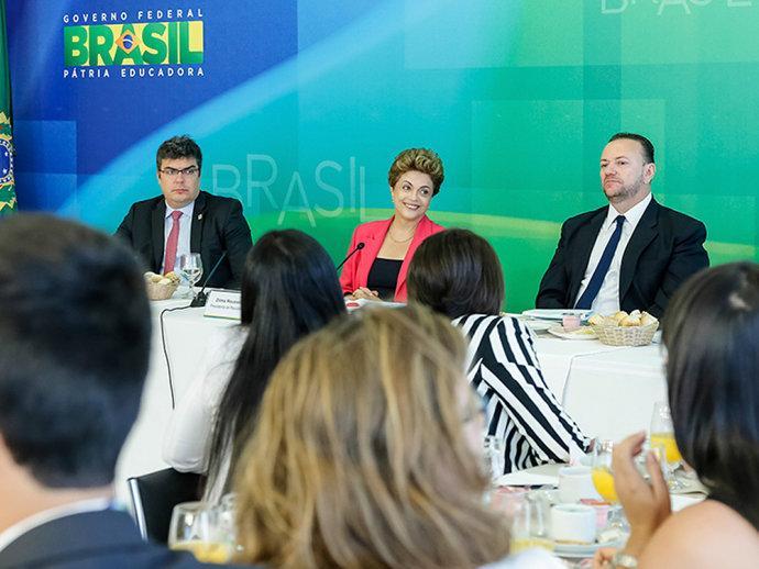'Vamos encarar a reforma da Previdência', diz Dilma