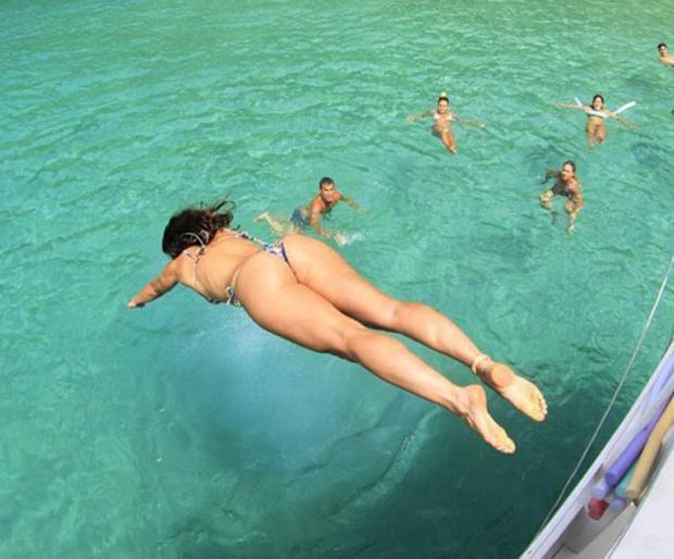 Vidão! Carol Castro mergulha em água cristalina de Fernando de Noronha