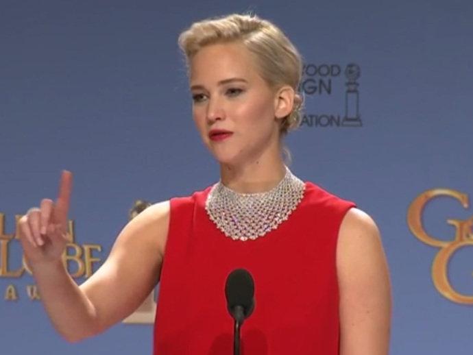 Vídeo: Jennifer Lawrence se irrita com repórter após Globo de Ouro