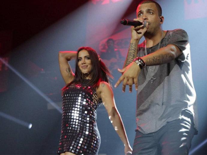 Anitta é atingida por latinha em show com rapper Projota