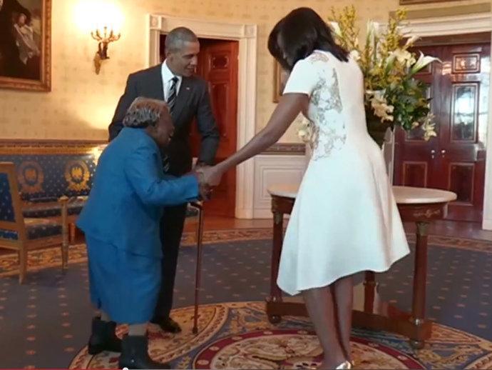 Vídeo: Obama, Michelle e uma velhinha de 106 anos dançam na Casa Branca