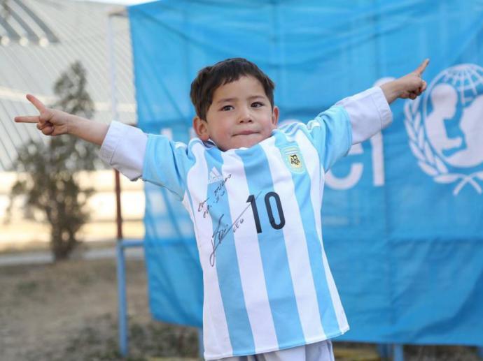 Criança afegã que fez ‘uniforme de sacola’ recebe camisa autografada por Messi