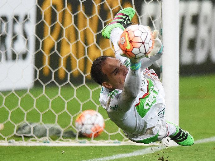 Herói do Palmeiras, Prass critica postura do time: "Sufoco desgraçado"