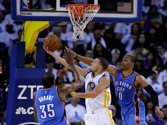NBA: em duelo de craques, Curry ‘entorta’ Durant