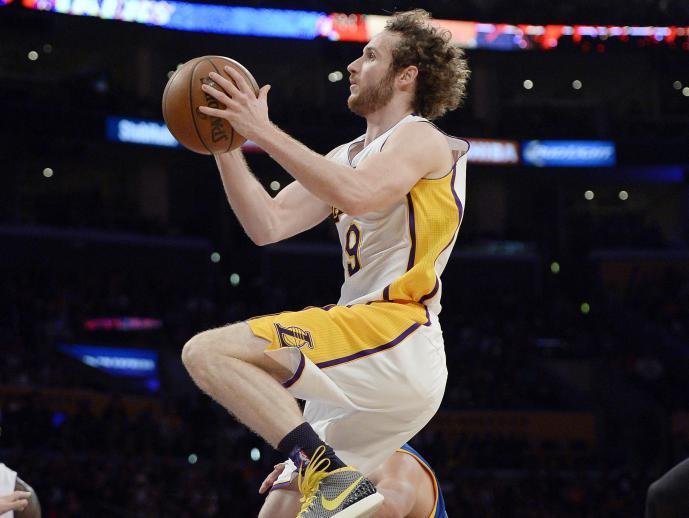 NBA: Lakers surpreendem Warriors com grande atuação de Marcelinho Huertas