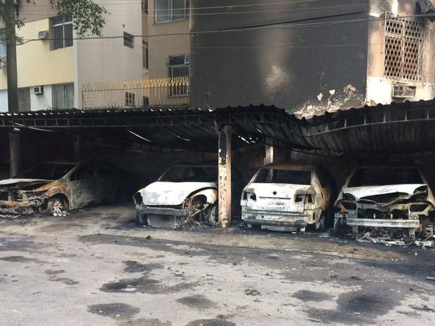 Fogo atinge estacionamento de orfanato no Rio