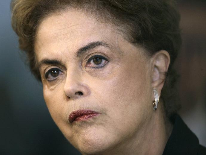 Em nota, Dilma se diz 'indignada' e rifa Mercadante