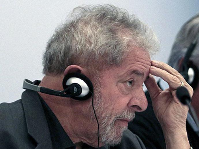 Disfarçado de ministro, Lula assume seu terceiro mandato