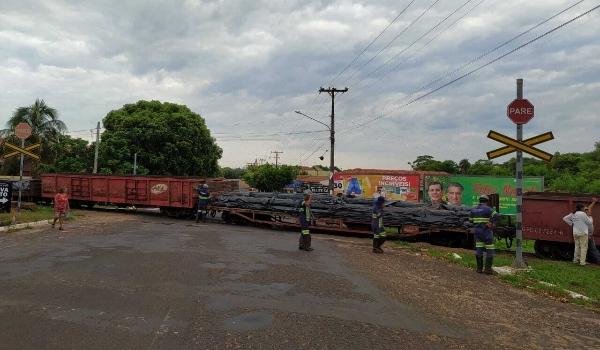 Vagões de trem descarrilham e interditam duas ruas