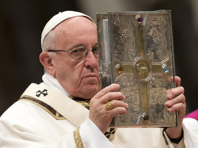 Papa pede que Igreja acolha divorciados e homossexuais