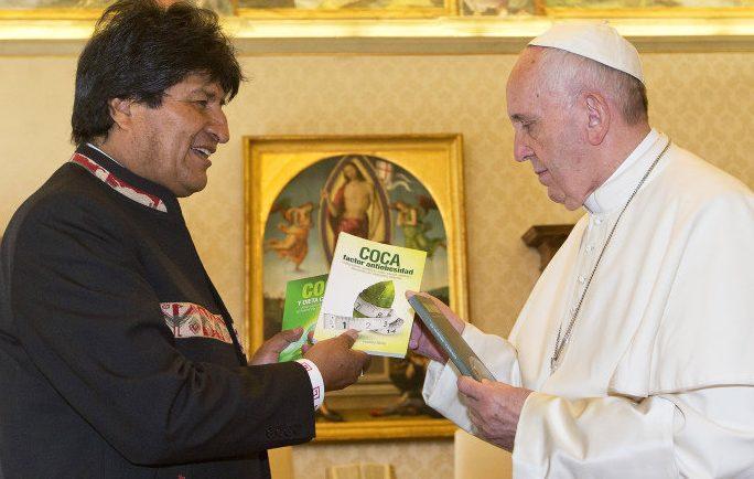 Morales presenteia papa Francisco com livros sobre a folha de coca