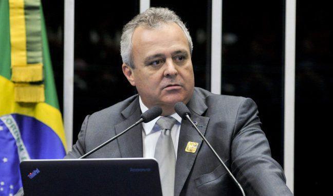 Dilma nomeia secretário de Petróleo como novo ministro de Minas e Energia