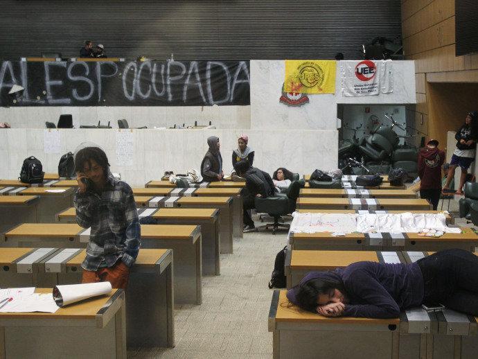 Manifestantes passam a noite acampados no plenário da Alesp