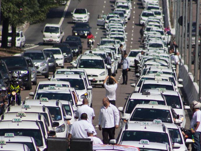 Taxistas protestam em São Paulo contra votação da 'Lei Uber'
