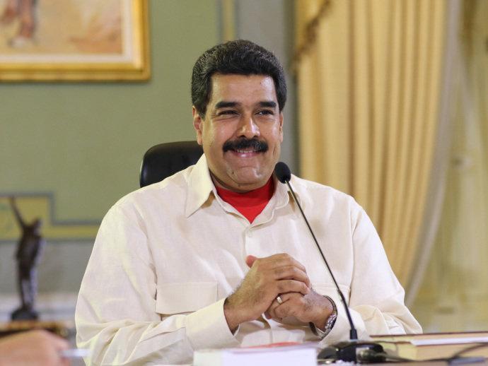 Venezuela inicia revisão de assinaturas para referendo contra Maduro