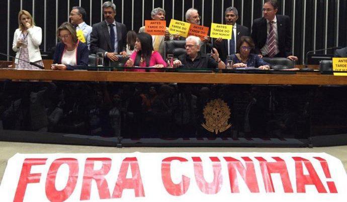 Deputados anti-Cunha fazem sessão paralela e provocam: ‘Tchau, querido’