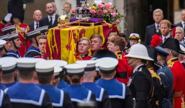 Corpo da rainha Elizabeth II chega à Abadia de Westminster para funeral