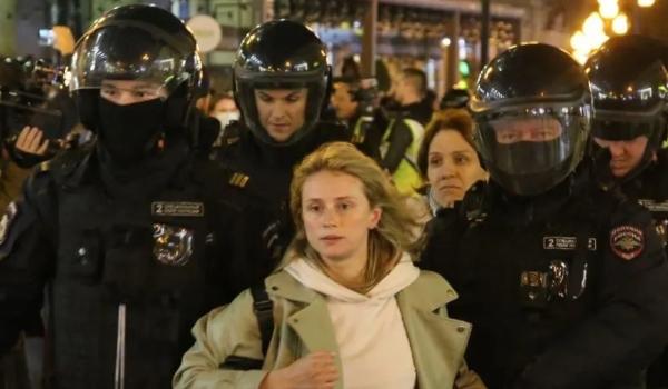 Manifestantes antiguerra são detidos e “convocados diretamente” para o exército russo