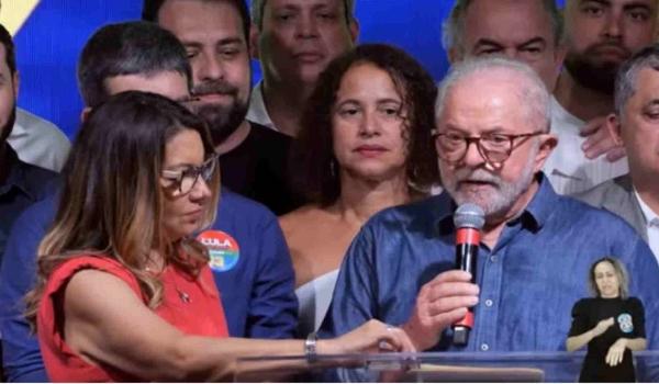 Em discurso, Lula exalta democracia e se diz preocupado com transição do governo