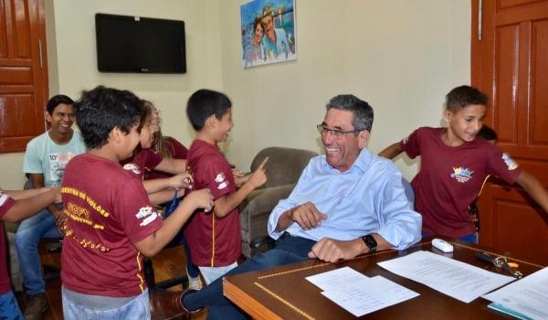 Crianças do Projeto Social "Orquestra de Violões" visitam Gabinete do Prefeito Nelson Cintra