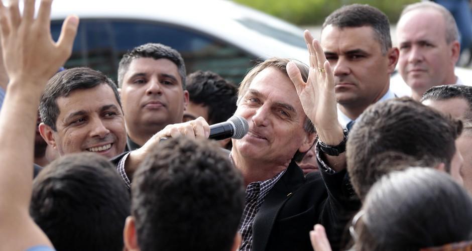 Jair Bolsonaro é recepcionado com festa na capital