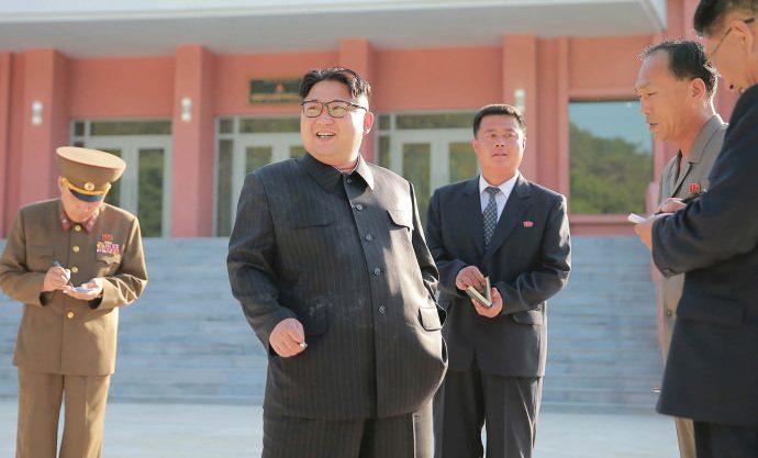 Kim Jong-un é visto fumando durante campanha contra o tabagismo