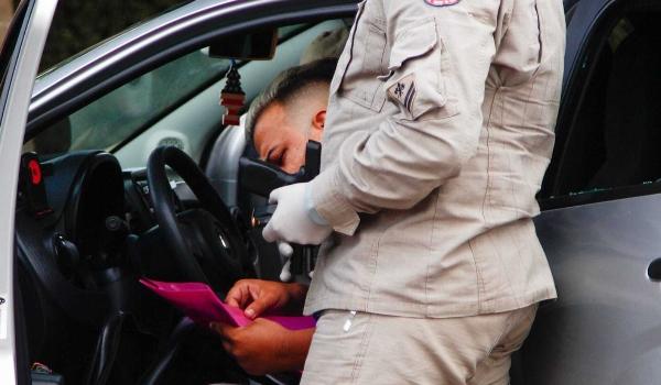 Bêbado, homem dorme em carro e é preso com pistola, após gastar 2 mil em boate