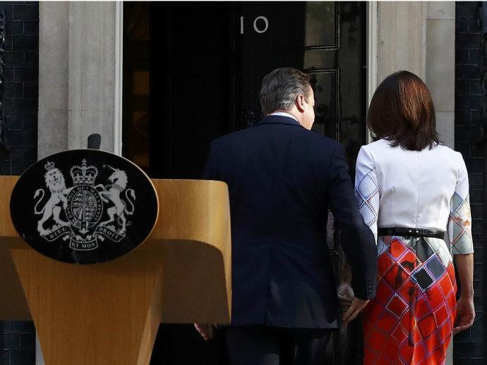 Reino Unido deixa UE e primeiro ministro renuncia