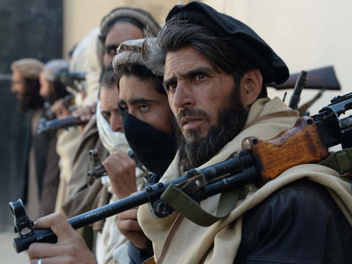 Ataque suicida no Afeganistão mata pelo menos 27 policiais