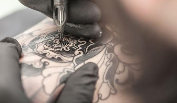 Saiba quais são as regiões mais e menos doloridas para se fazer tatuagem