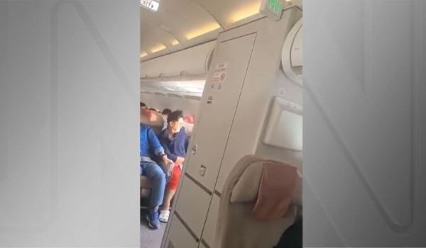 Tribunal da Coreia do Sul emite mandado de prisão para homem que abriu porta de avião