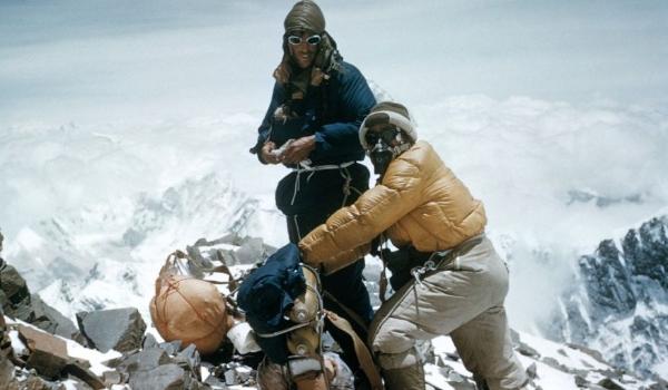 Everest sofre com excesso de alpinistas 70 anos após primeira escalada