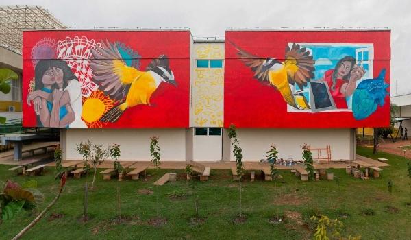 Pincelando a identidade fronteiriça, artista criou mural de 166 m²