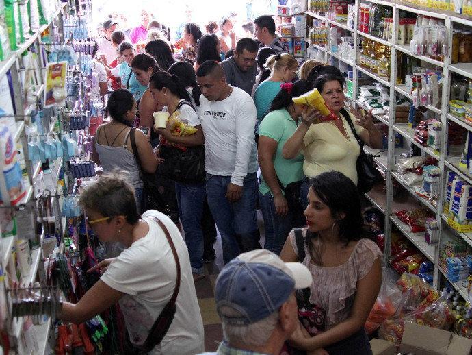 Milhares de venezuelanos atravessam fronteira com a Colômbia para comprar comida