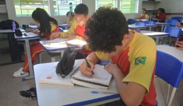 Na contramão de Lula, governo do Estado mantém escolas cívico-militares