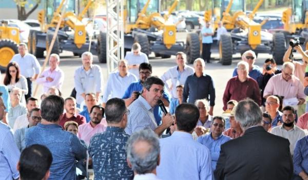 Governador entrega maquinários a 19 cidades para recuperar estradas e ajudar homem do campo