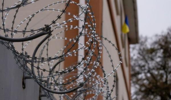 Ucranianos são torturados e submetidos a violência sexual em centros de detenção russos em Kherson, diz relatório