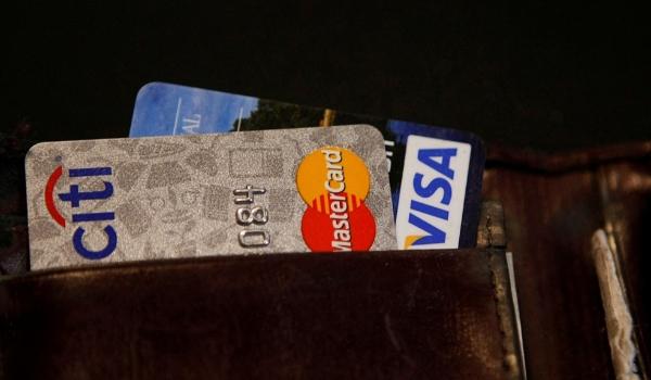 Câmara aprova urgência de projeto que cria teto para juros rotativo do cartão de crédito