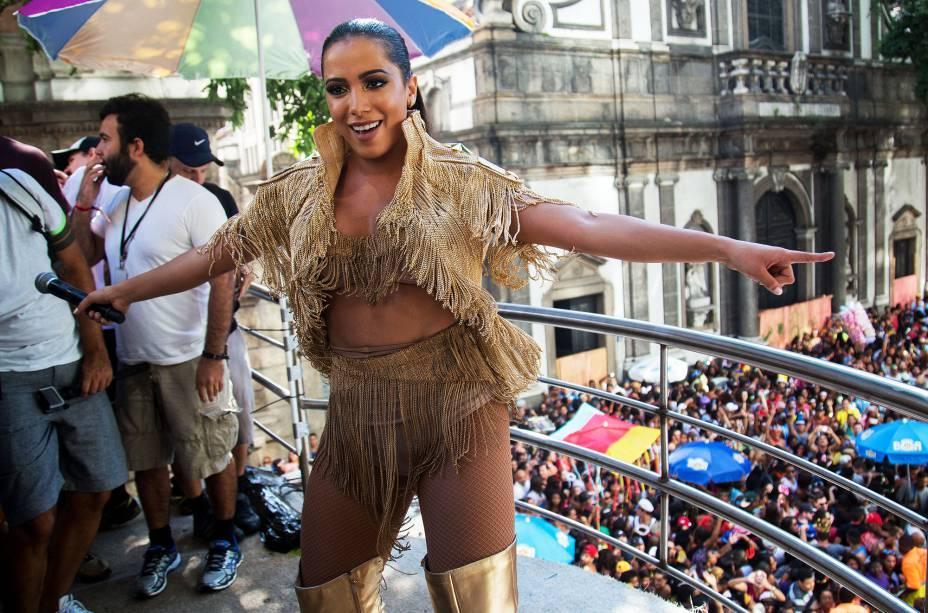 Na véspera do show da Rio-2016, Anitta sensualiza nas redes