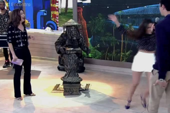Anitta foge de estátua viva na TV e vira piada nas redes
