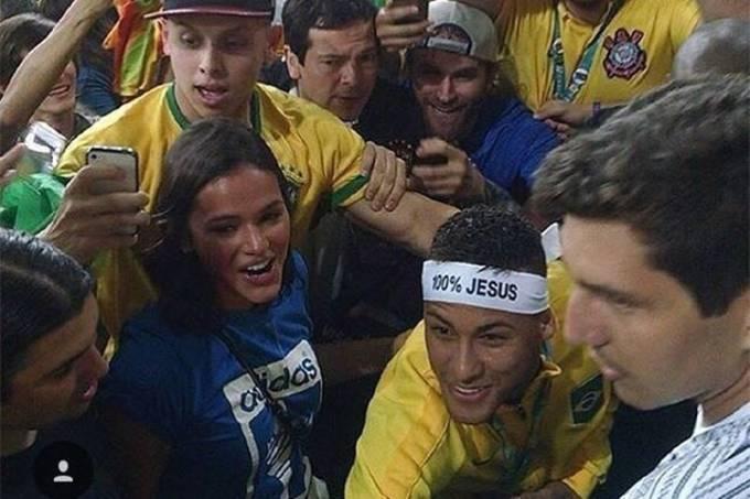 Selfie entrega Neymar e Bruna juntos em festa de Thiaguinho