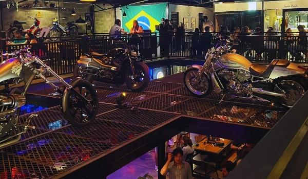 Garagem vira bar com motos, games e drink até dentro de granada