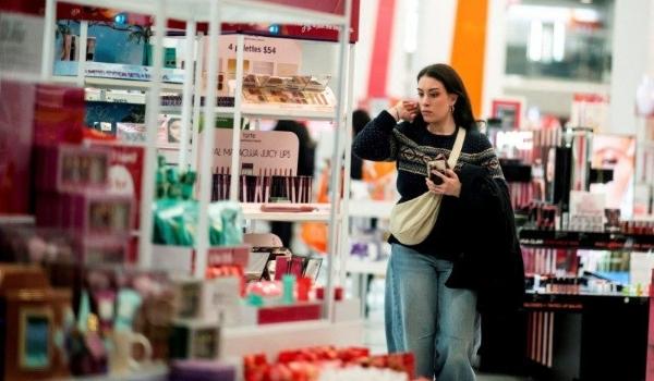 Confiança do consumidor cai ao menor patamar em 9 meses em fevereiro, diz FGV