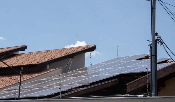 Famílias com até 5 salários mínimos terão energia solar com crédito facilitado