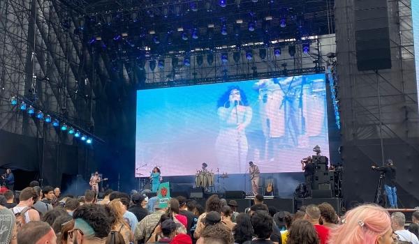 Cantora Céu cita prisão de suspeitos do caso Marielle no Lollapalooza