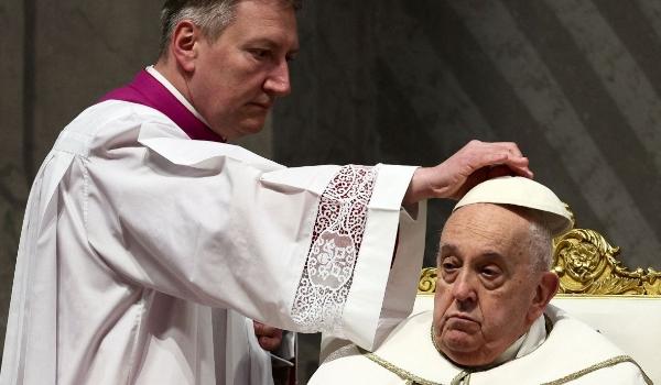 Papa Francisco realiza missa de Páscoa em meio a preocupações com sua saúde